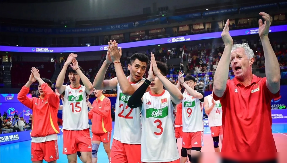 中国男排居然把副攻改去打接应了？这次亚锦赛主教练海宁玩了个新战术，二换三的时候让高个副攻彭世坤客串接