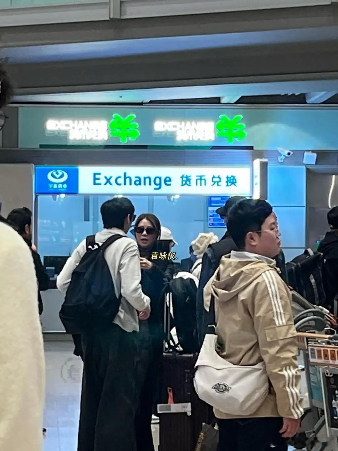 张智霖李承铉两家结伴飞北京，20岁魔童比爸爸高，被赞超级大帅哥！