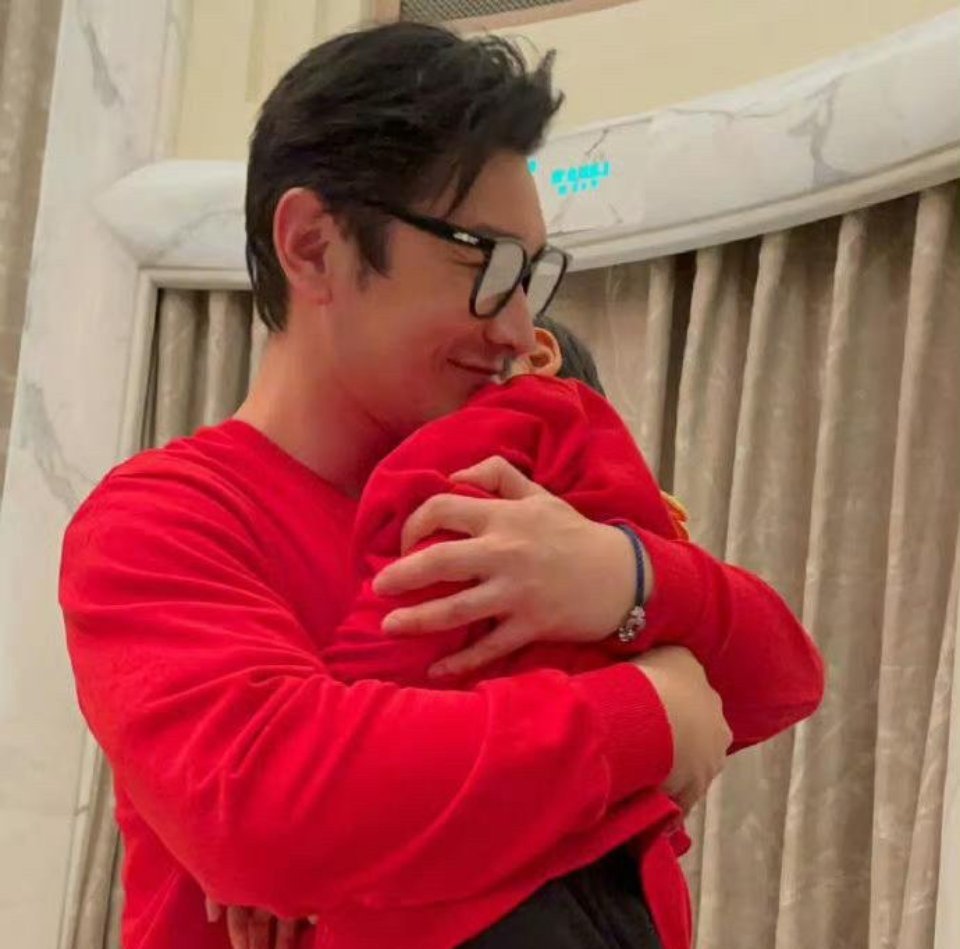 黄晓明和杨颖Angelababy儿子都长这么大了，遗传了父母的高颜值。​​​
