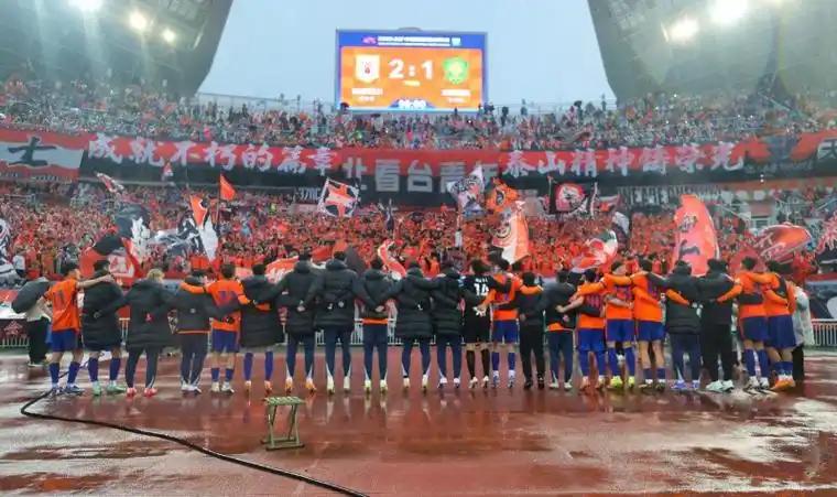 这场球看得是真过瘾！鲁京德比确实有味儿，就差一个球，激烈又漂亮。泰山队最后2:1