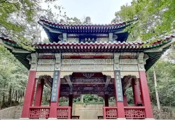 两蒋灵柩现状：台湾不想要，亲人懒得管，“台独”分子泼油漆泄愤。当年蒋介石迁往台湾