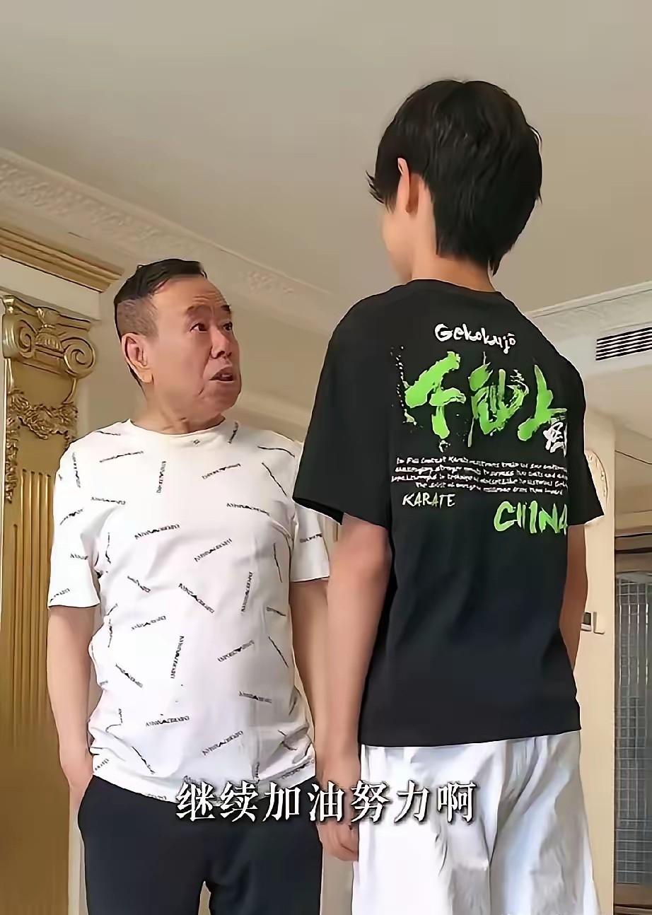 外孙的身高成了潘长江的心事！提起潘长江，大众最先想到的便是他几十年深耕舞台的