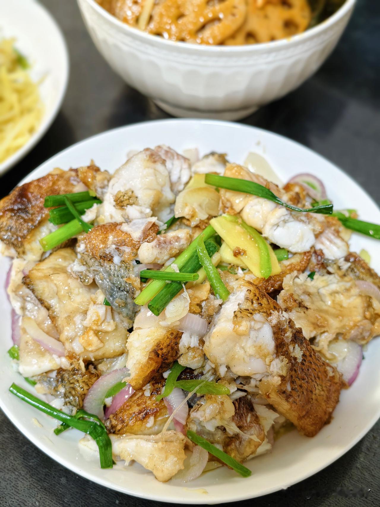 今天我也做了一份神仙鱼肉，香煎鲈鱼特别好吃，还炒了一份青椒土豆丝、买了一份猪耳朵