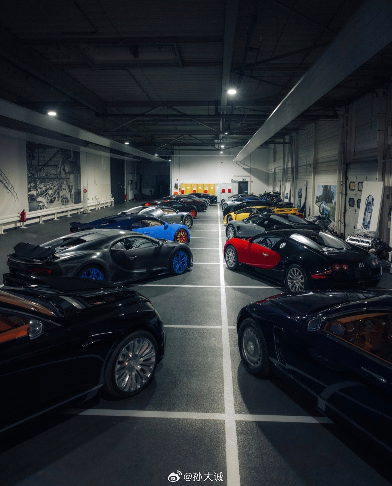 这里可以堪称布加迪博物馆了吧一台搭载W16发动机的DiabloSV，一台EB