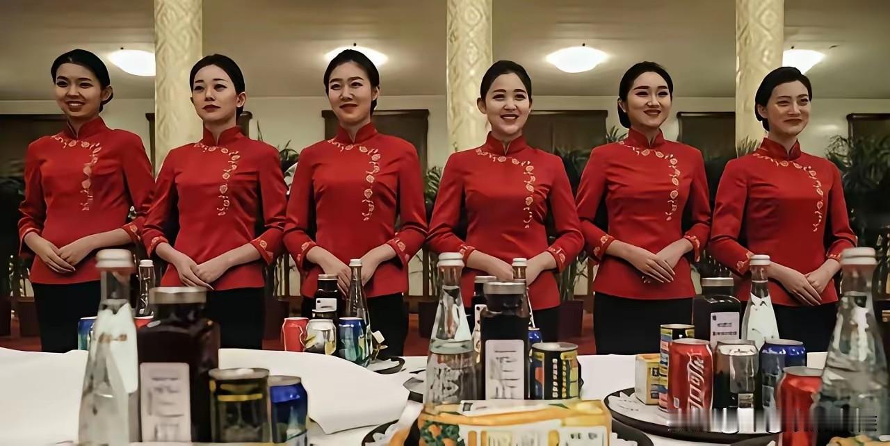 刚才瞥见几张人民大会堂国宴的现场照，端着茶杯的手直接僵在半空。这哪是端盘子，