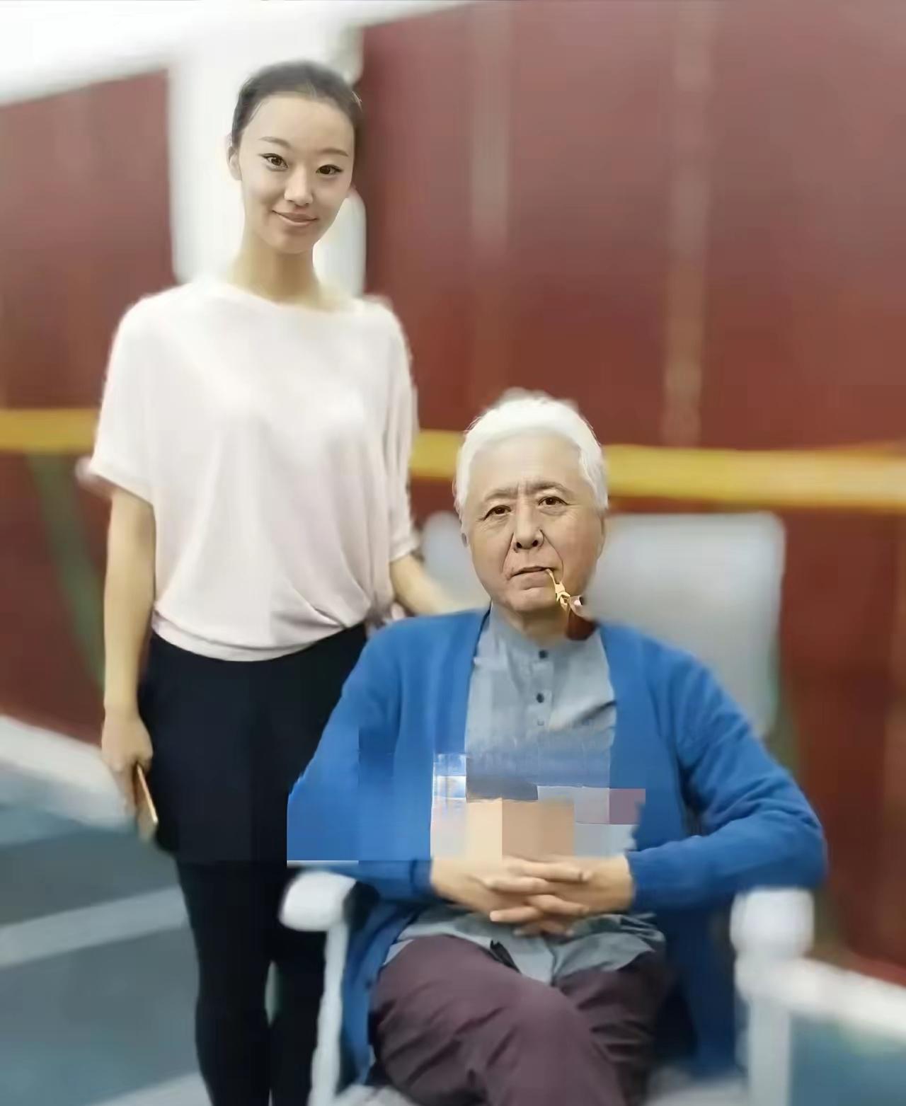 这位男演员好久在荧屏上没有见到了，怎么老成这样了，头发全白了。他原来饰演的反派人