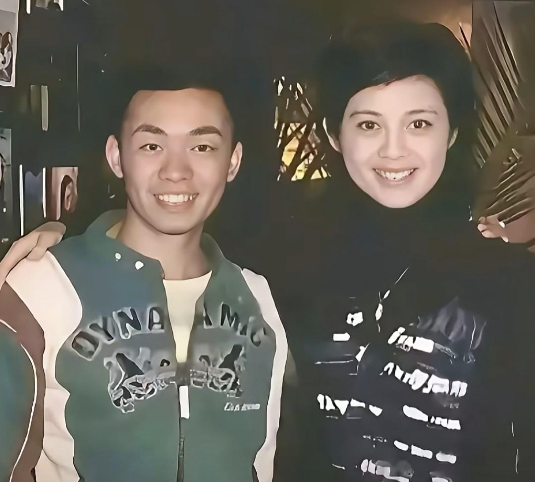 2001年，19岁群演王宝强与33岁央视才女许戈辉合影。王宝强满脸稚嫩、春风满面