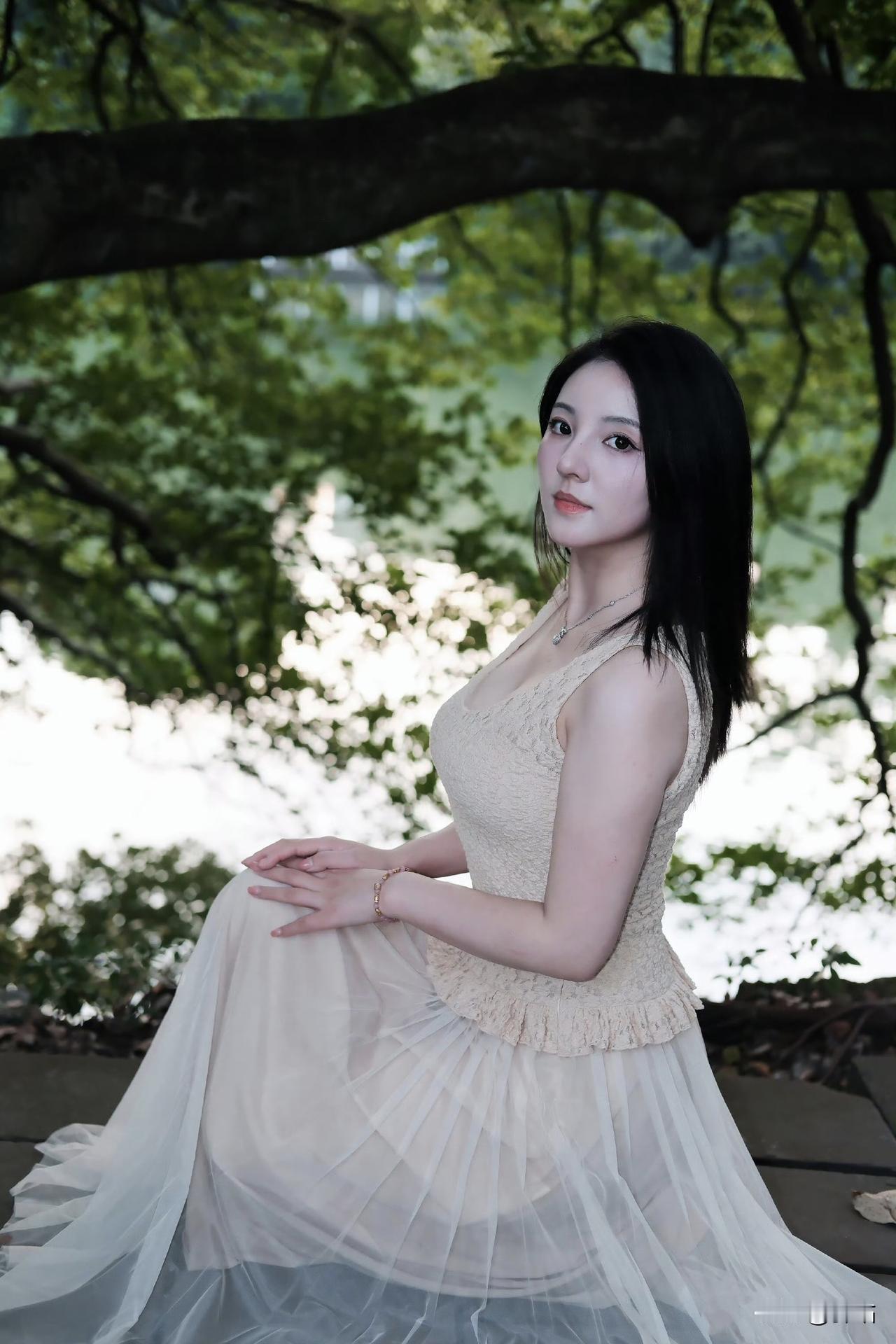 美图欣赏，看图写诗《暮阳湖畔》树影婆娑水色柔，浅杏裙裾韵难收。流光吻过