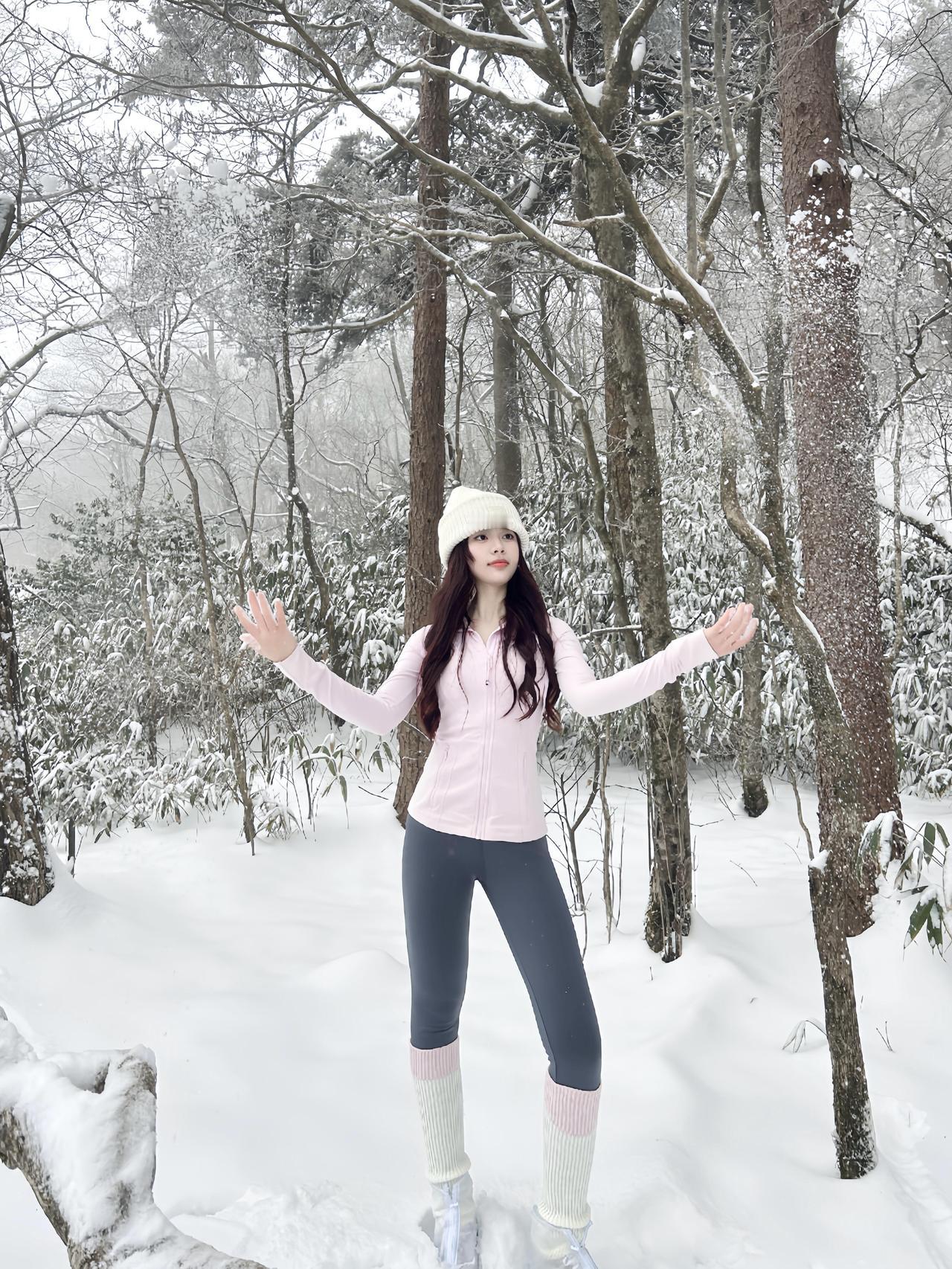 谁说我们不懂雪的浪漫？当黄山把一整个冬天的温柔都揉碎，洒在这片云海之巅，我终