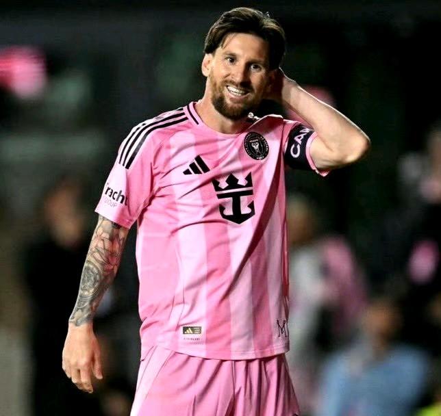 活久见！裁判因与梅西发生冲突被禁赛5场。并且将不再执法任何迈阿密国际的比赛。该