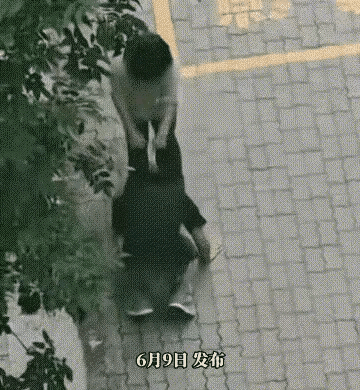 乖乖，这一言不合就整绝活，直接脱衣服！外衣脱了也就罢了，内衣也不放过！若是男