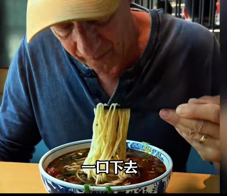 意大利大厨被中国朋友邀请去吃最好吃的面条，他刚开始觉得没有什么期待，毕竟在他的观