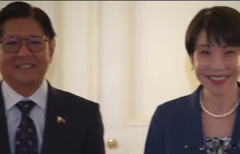 小马科斯戴新配的眼镜，全新衣服，看来他老先生有钱啊。据菲律宾官方证实，他在公