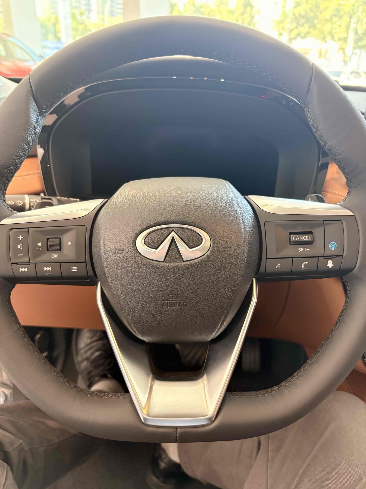 再谈英菲尼迪家旁边有一个英菲尼迪的4S店，开了有七八年了吧，一直不温不火。