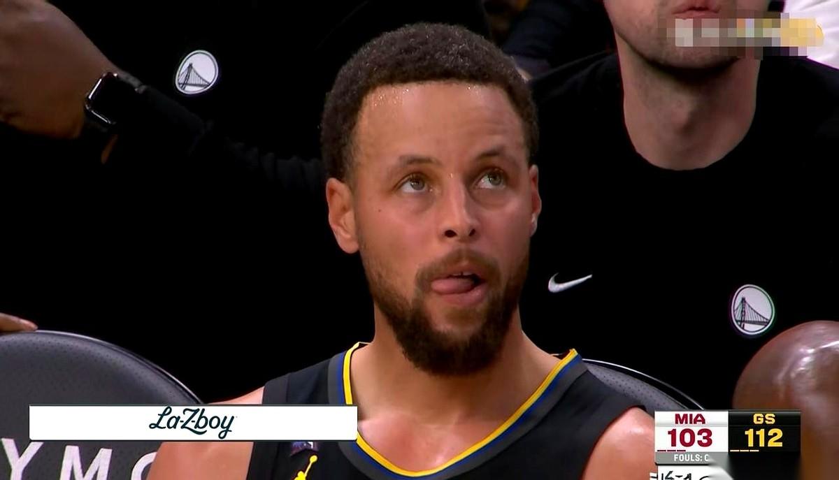 第四节，还剩9分04秒。哨声一响，裁判的手势，像一记耳光直接打在库里脸上——第