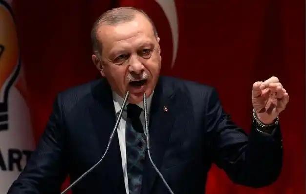 全世界都目瞪口呆：埃尔多安向北约峰会领导人，每人赠送了一把左轮手枪！2026