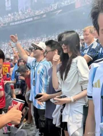 百亿身家穿99元优衣库？奚梦瑶晒夫妻合照，这松弛感绝了