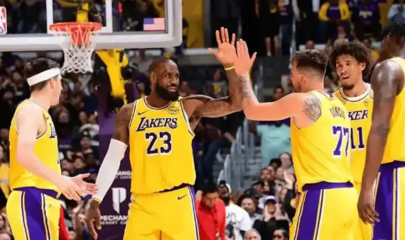 NBA官方真是太尊重湖人了！今天NBA官方公布了西部15支球队的实力排名，其中卫