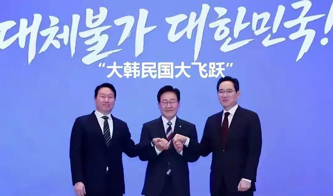 你能想象堂堂一个国家领导居然向资本低头鞠躬，这么没有尊严的画面就出现在韩国！李在