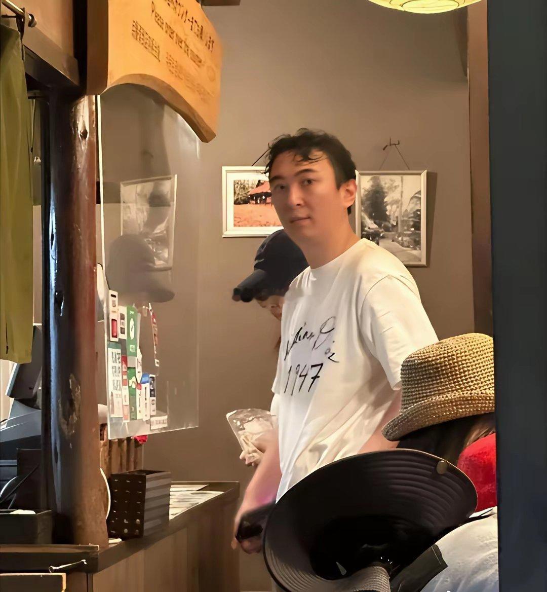 确实不管万达和王健林怎么样，王思聪在环大陆都有人陪，总是这么幸福！