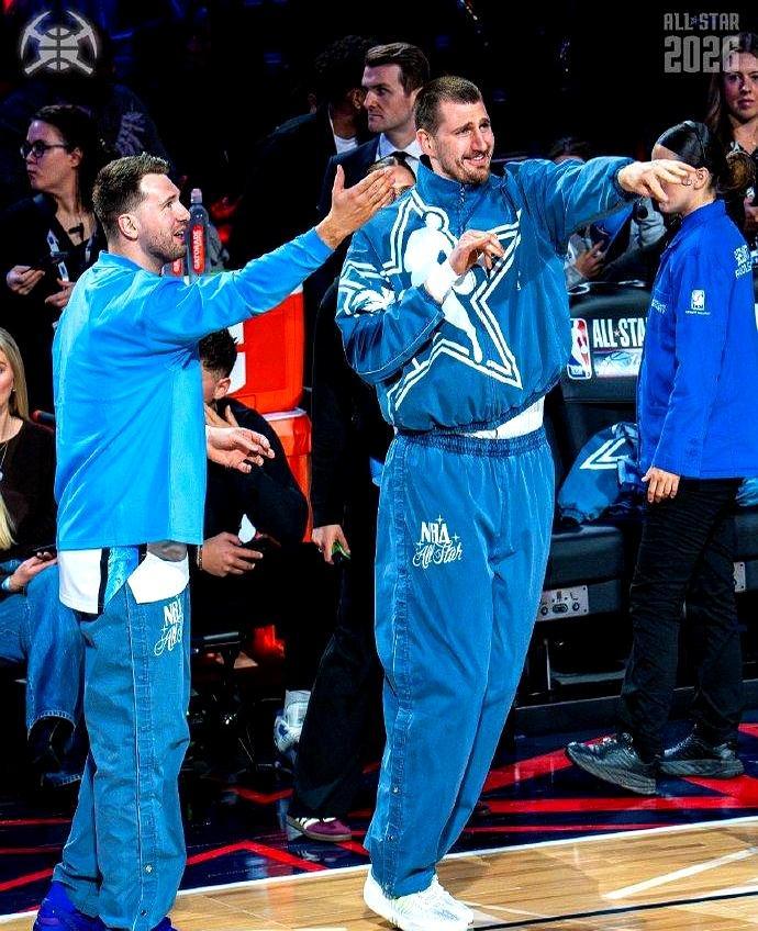 他刚捧起MVP奖杯，转头就点了两位超巨的名：“他们不想打。”爱德华兹对着镜