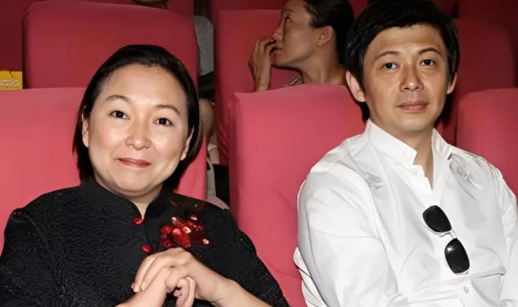 2001年，程前妻子王越发现，丈夫与一个漂亮姑娘有染，规劝不成后愤而离婚。后面程