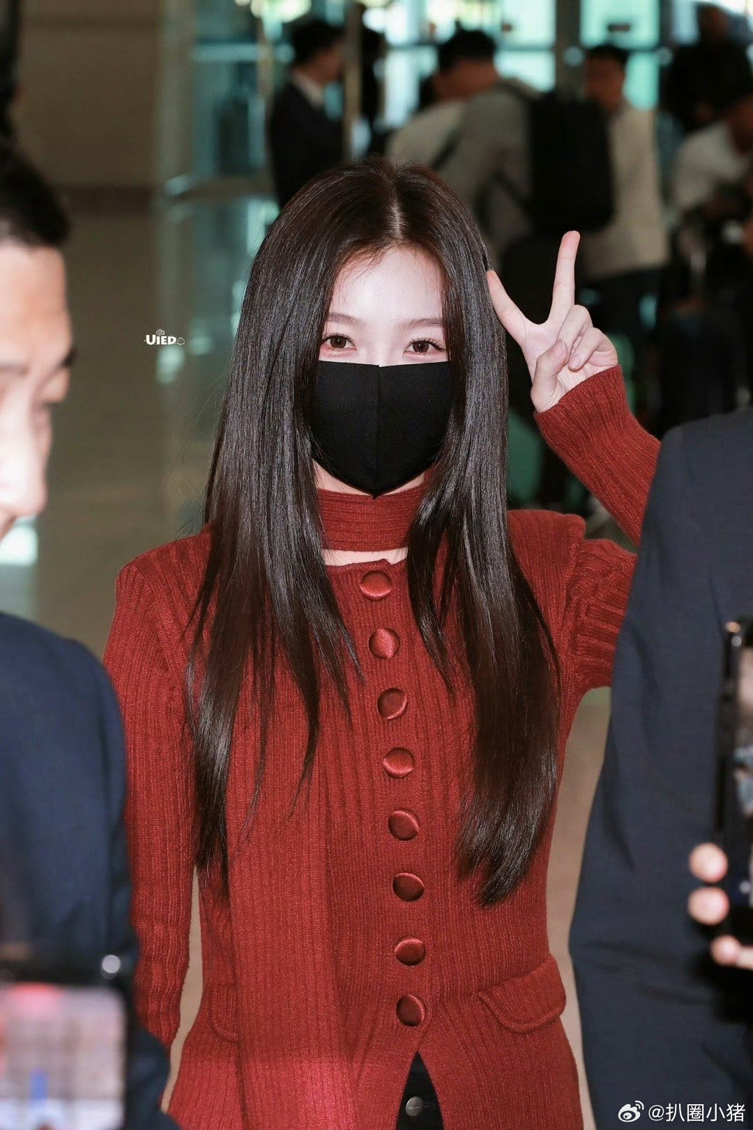 虞书欣首尔机场出发路透，好美好温柔的舒心欧尼[抱抱]​​​