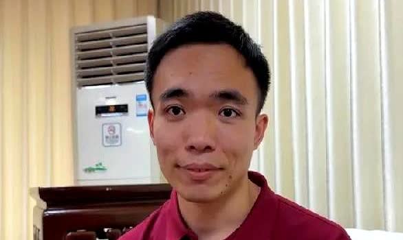 看样子曹岩磊有点后悔夺冠，早知道夺冠了还要接受采访就不夺冠了！曹岩磊下棋是专