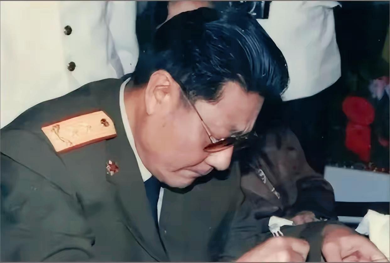 1948年，16岁国民党兵被俘，哭着想回家，一个解放军连长却拦下他：你留下，40