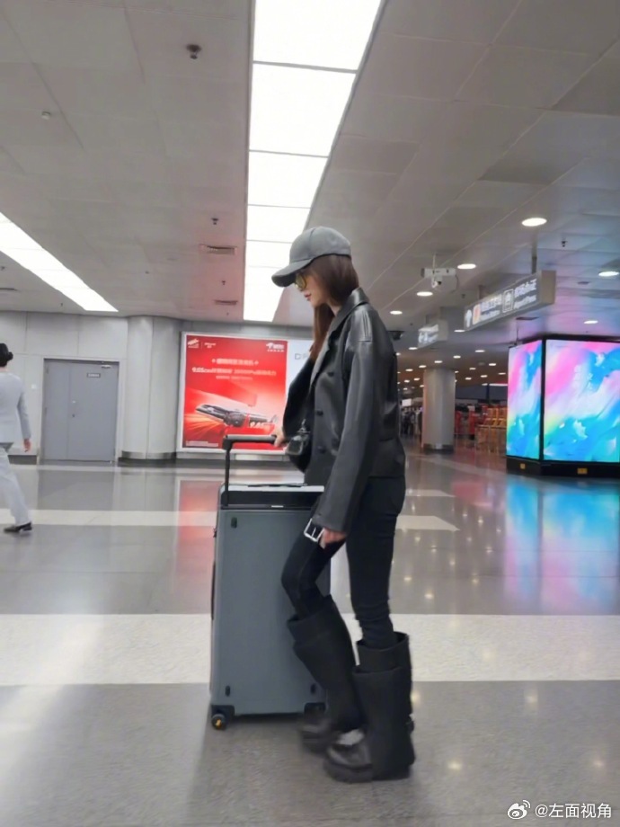 李小冉浪姐落地路透皮肤白皙状态能打，优雅气质拉满，可爱互动更是加分，已经坐等舞