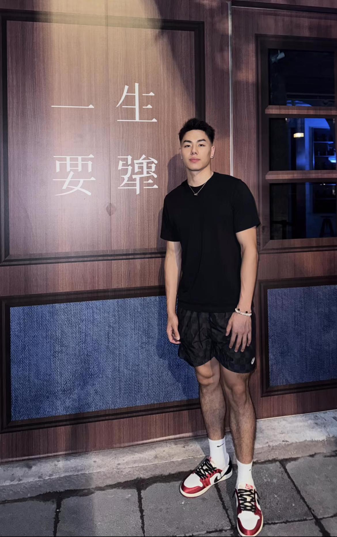 李添荣不亏反赚！虽然与北京主场工作人员发生争执，李添荣失去致敬自家球迷的机会，