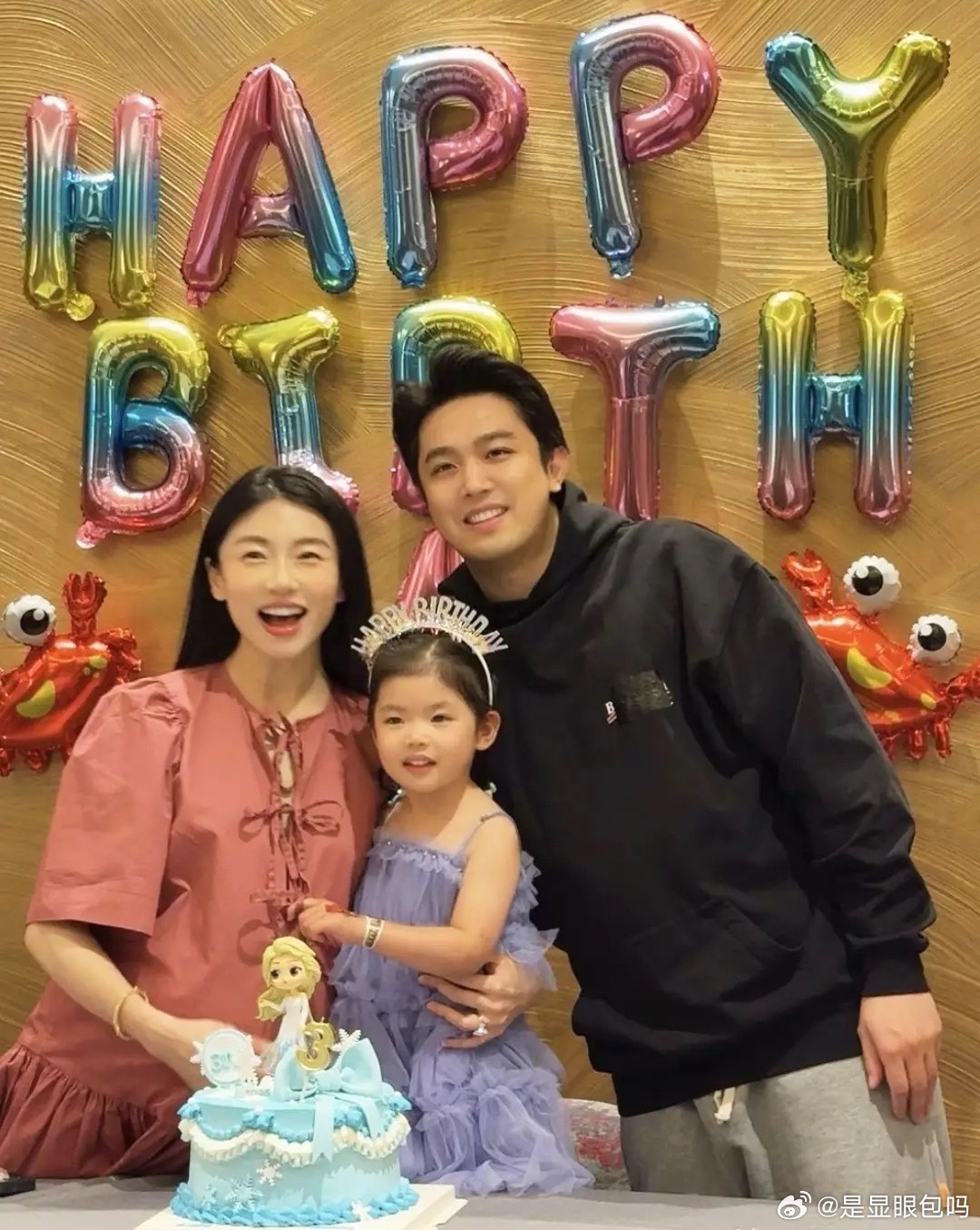 程晓玥二胎快生了，她挺着大肚子为女儿胖豆庆祝3岁生日，富二代帅老公也出镜，一家三