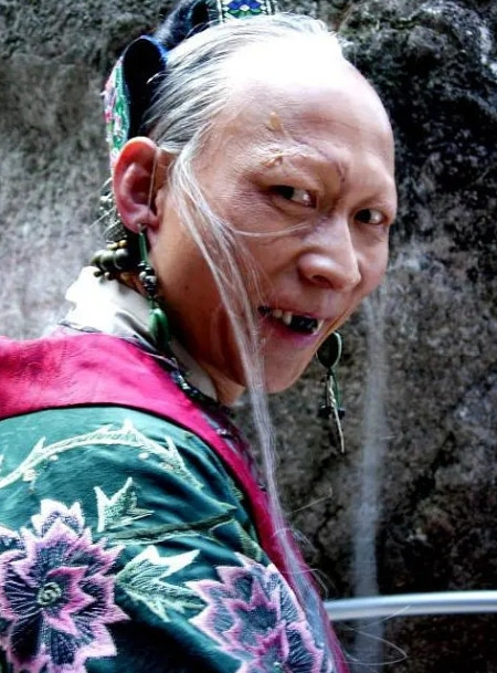 2004年，《神雕侠侣》筹拍，导演苦着一张脸：“裘千尺这么丑的女人，哪有人肯演啊