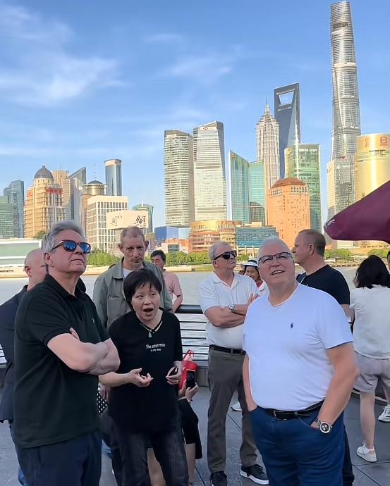 德国精英团来上海，被黄浦江两岸风光震撼到直呼不可思议！黄浦江畔，一边是历史韵味十