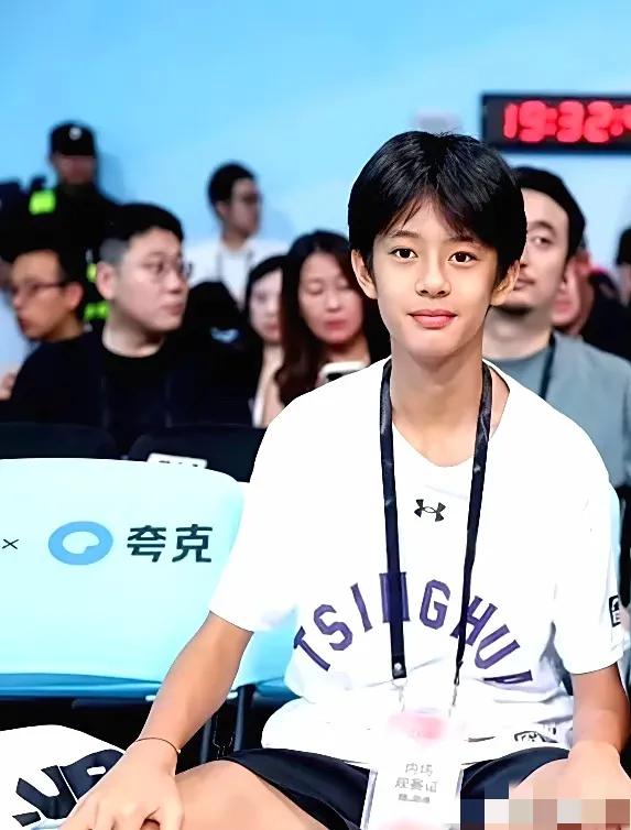等等，这是邓超和孙俪的宝贝儿子。看出来没？等等简直就是邓超和孙俪的结合体，这孩子