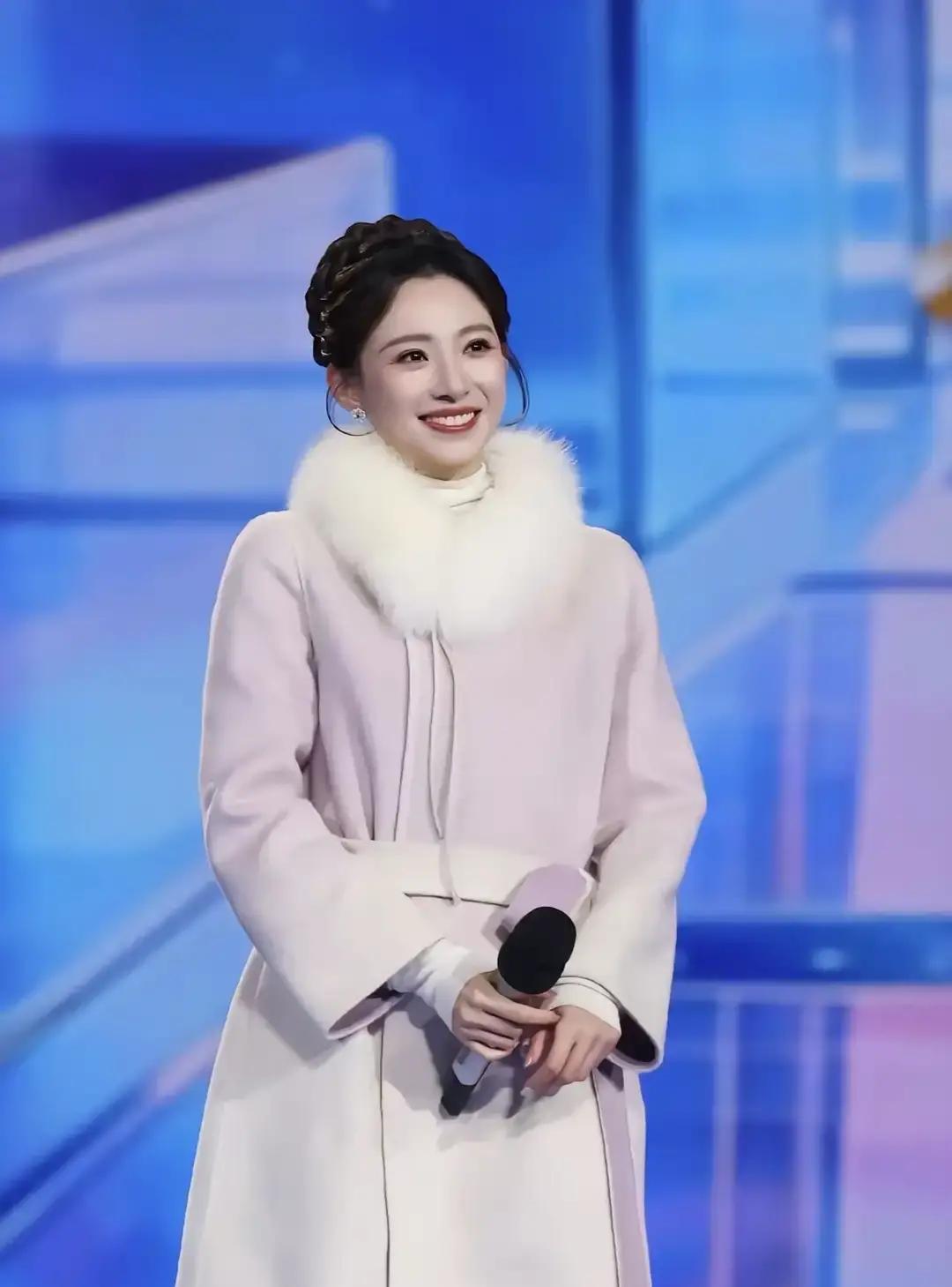 央视主持人普通话全过级？真相扎心看到一条热帖说现在的央视主持人“不如二十年