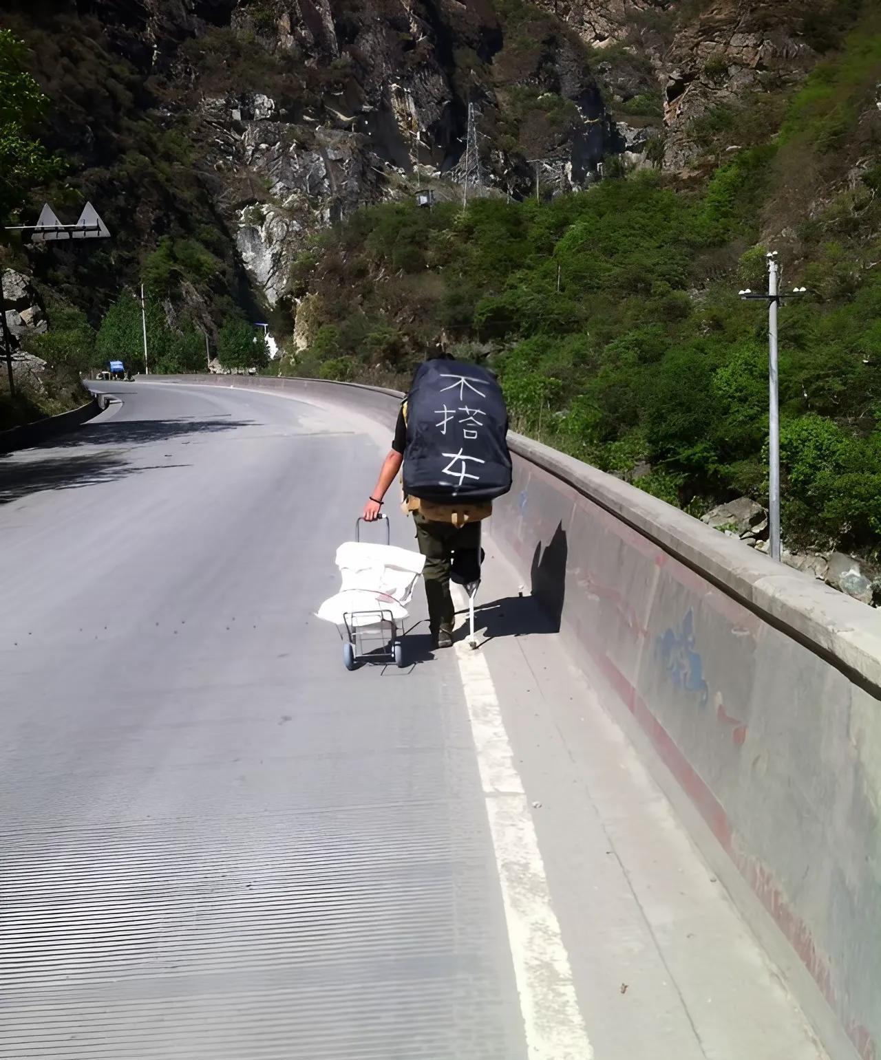 “不搭车”升级到“搭车是狗”这位徒步旅行者，2014年就有网友发现他在青藏线上