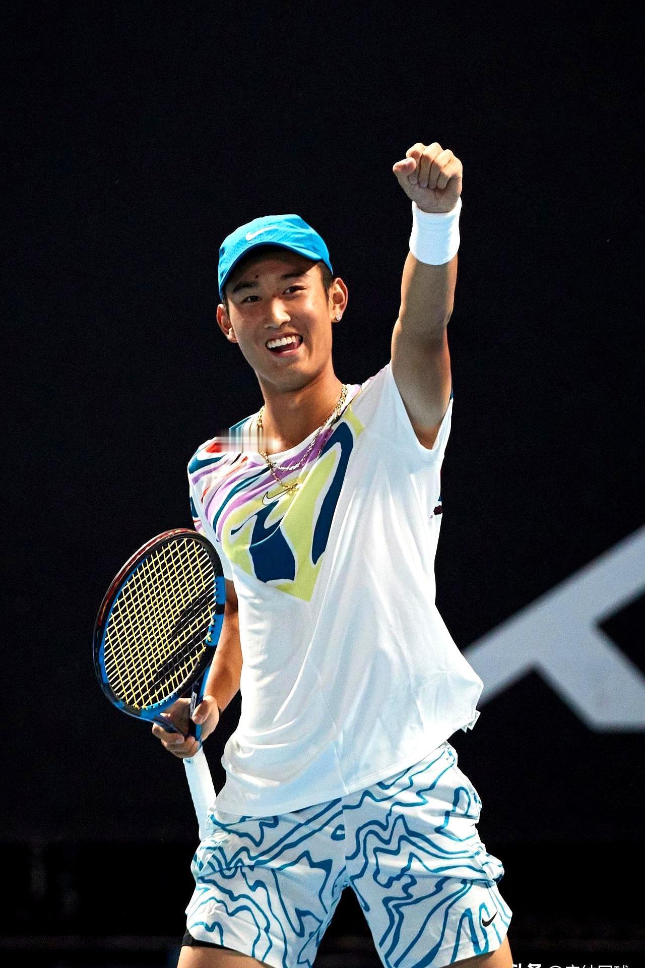 决胜盘6比9，对手手握4个赛点，所有人都以为输定了。没想到，中国小将商竣程直接把