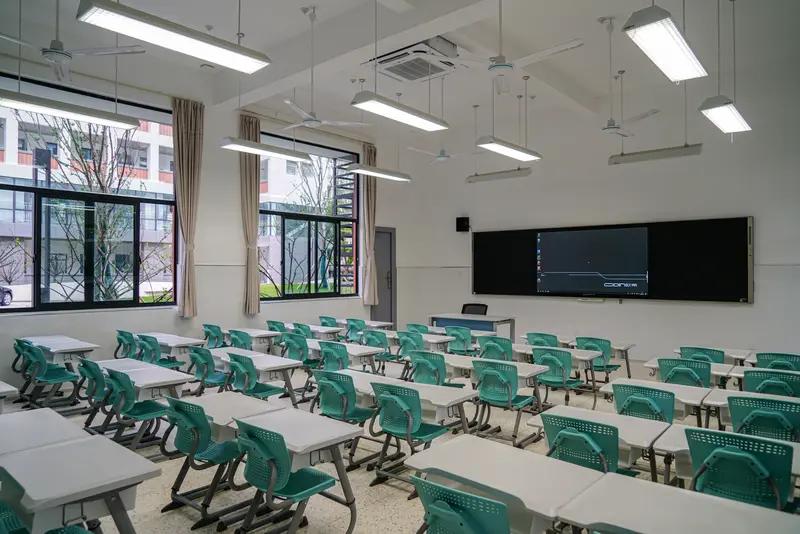 护眼灯出厂价135元，中标价780元，中间的5倍差价岂可一句“包含人工费”了之？