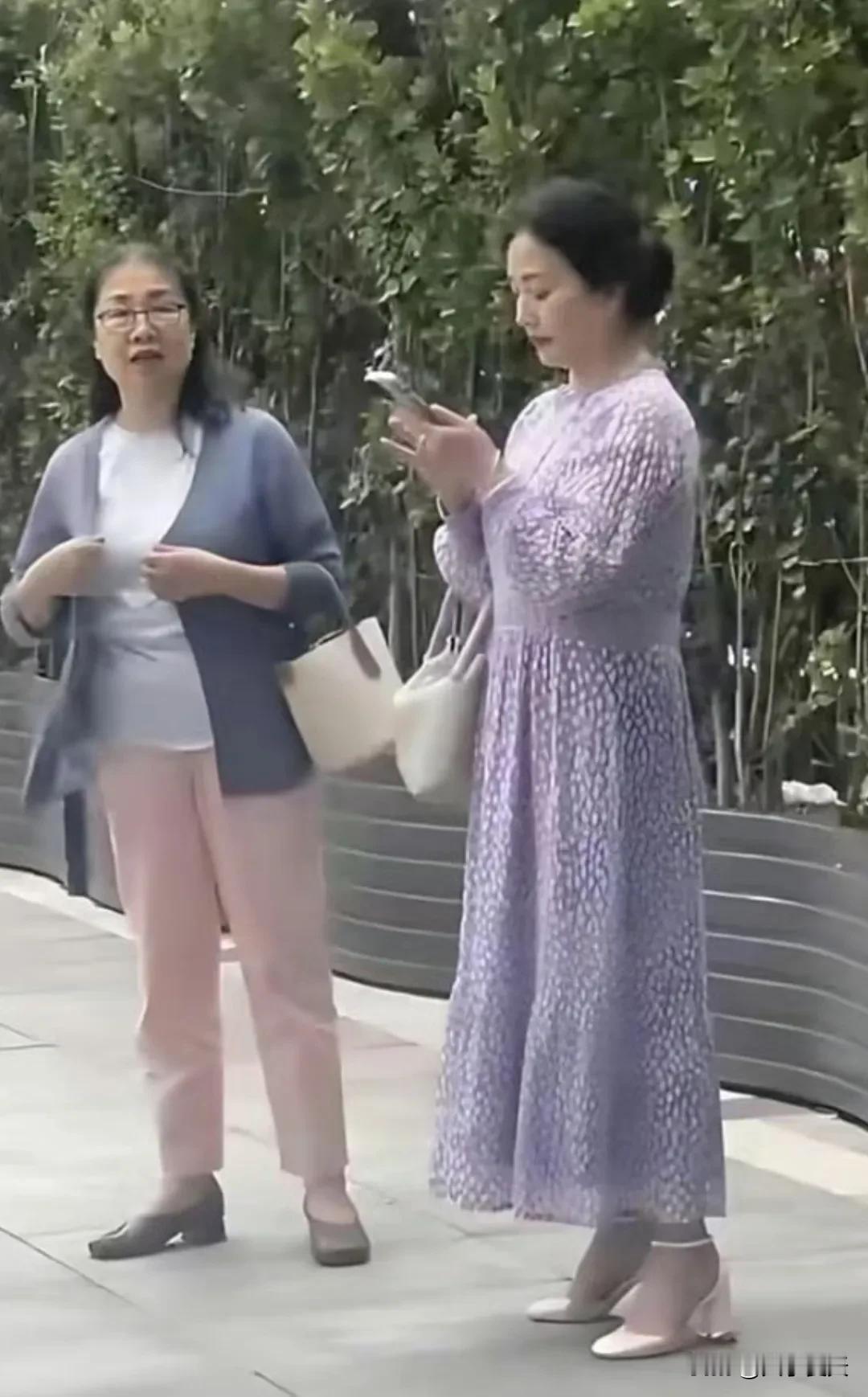 天呐！刘亦菲妈妈被偶遇，都65岁了，还是美得不像话！太让人羡慕​