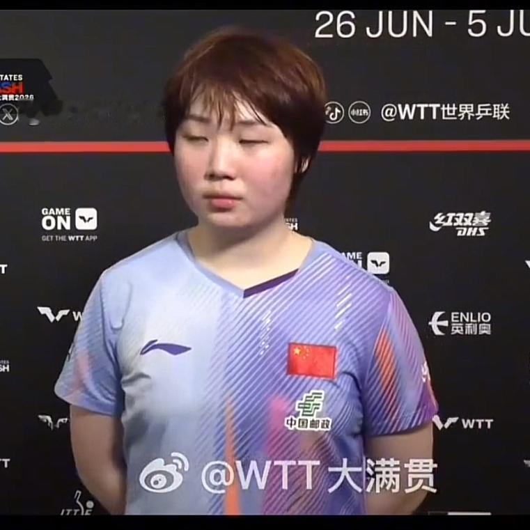蒯曼4：3险胜佐藤瞳，笑得很甜，太不容易了！顶着满头大汗接受采访的蒯曼，看来