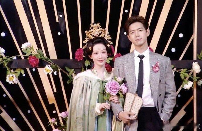 红毯最尬的出现了…她的团队咋想的啊