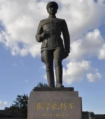 为什么九一八事变中张学良要选择不抵抗？主要是因为之前发生的三个事件，枪毙杨宇霆事