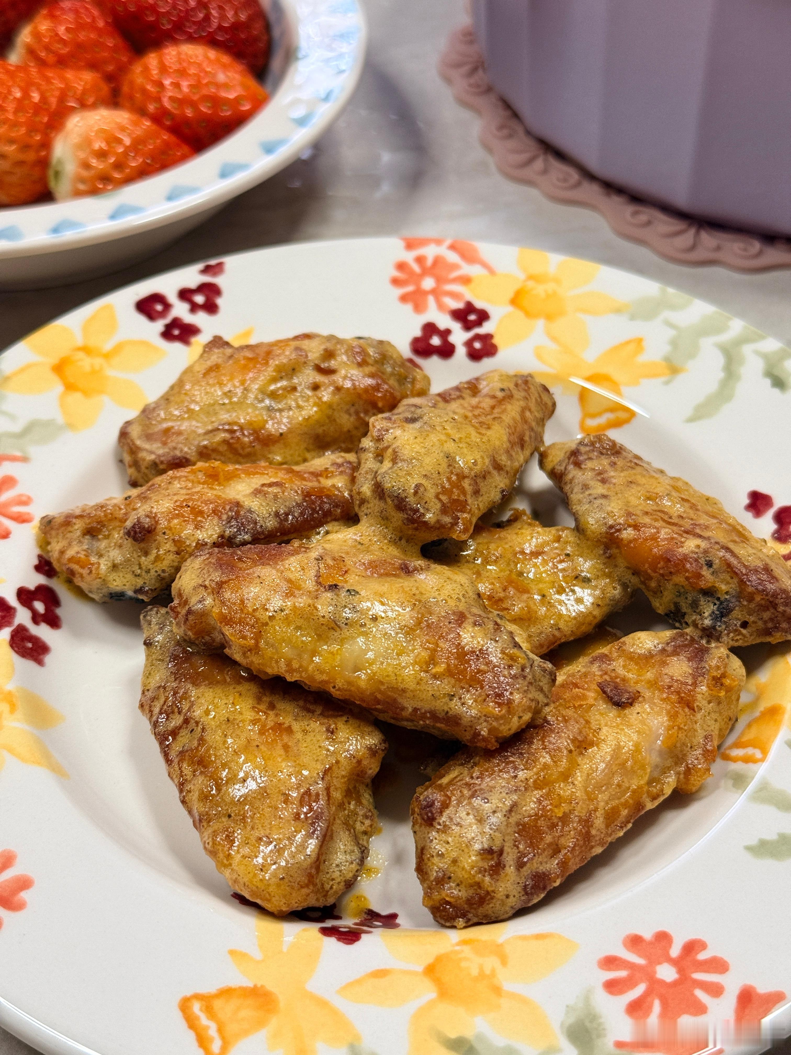 做饭对我来说可以是兴趣，但绝不能是家务两道入门菜，咸蛋黄鸡翅，萝卜清汤牛腩，请点