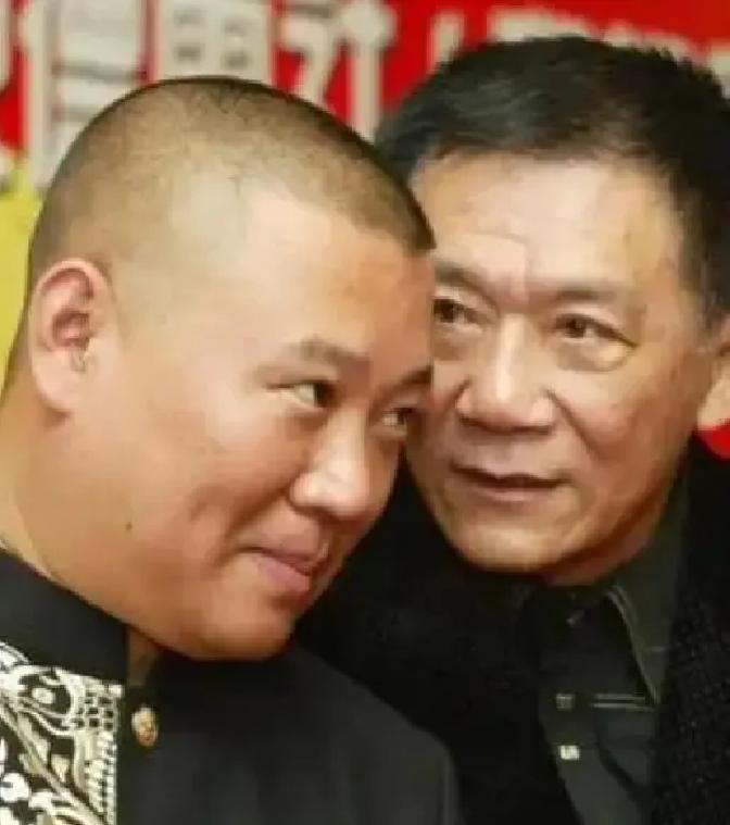 侯耀文走后，郭德纲没管师娘，戴志诚管了18年。同门兄弟，一个把相声卖成票房