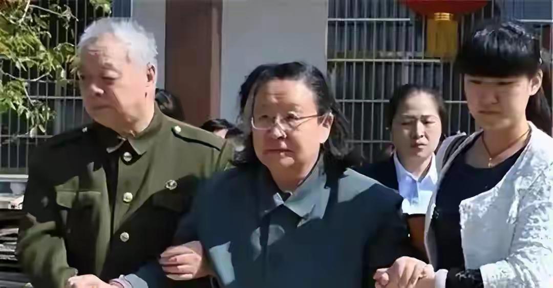 1984年8月12日，韶山来了一位44岁的女游客，没人认出她。她用丈夫的名