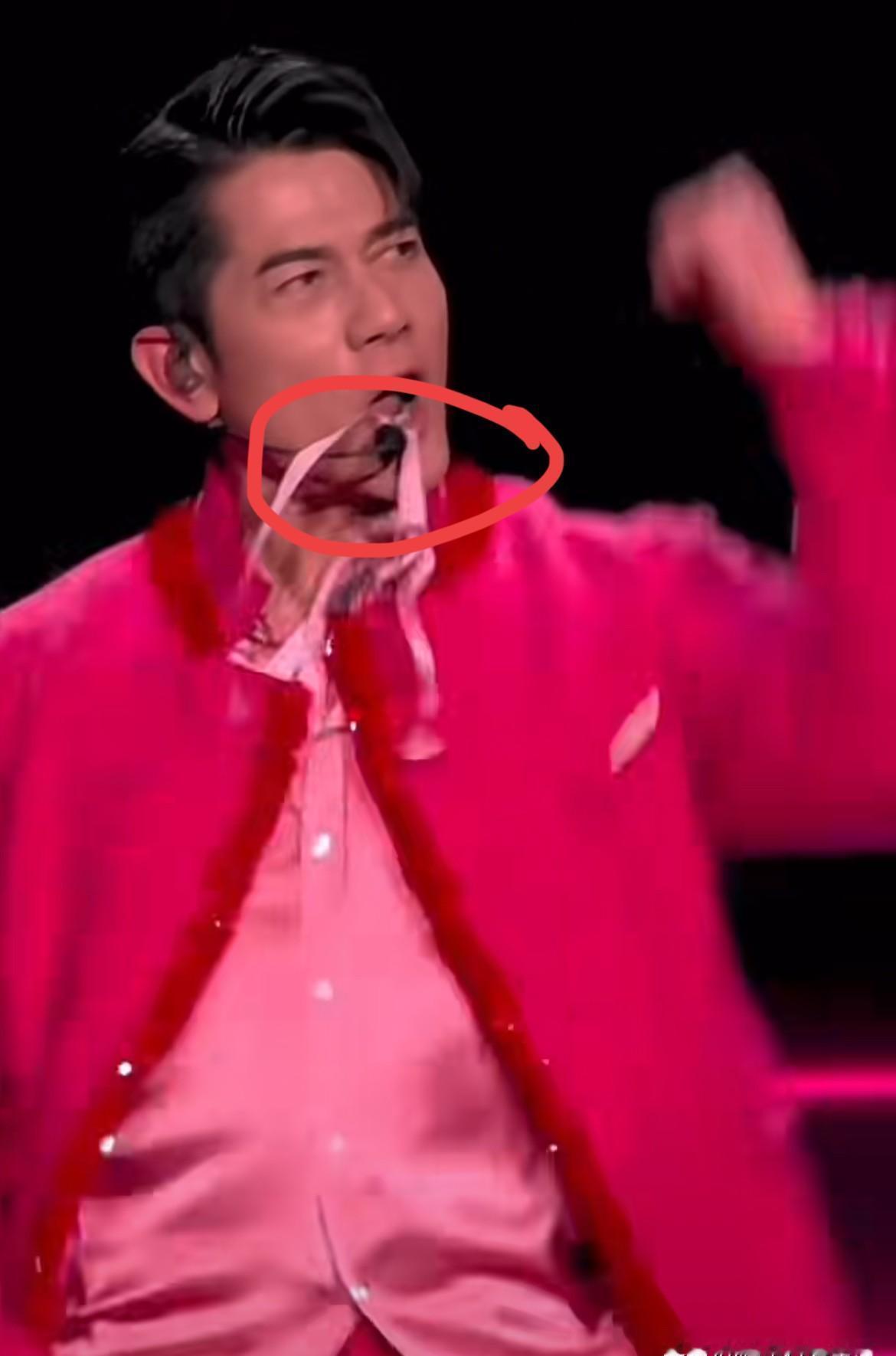 61岁郭富城当场“吞掉”麦克风！白色飘带勒住嘴边，他却没停一秒，全场炸了！你