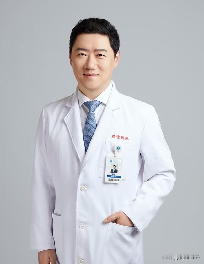 刚查了一下蔡伟的从医经历！不查不知道，这位上海新华医院的新院长，2000年进