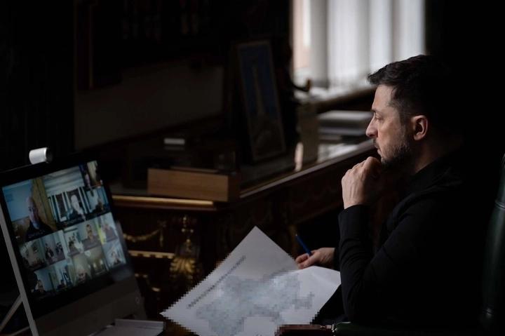 俄为何选2月22日下死手？泽连斯基紧急开会，一个秘密被揭开。2月22日凌晨