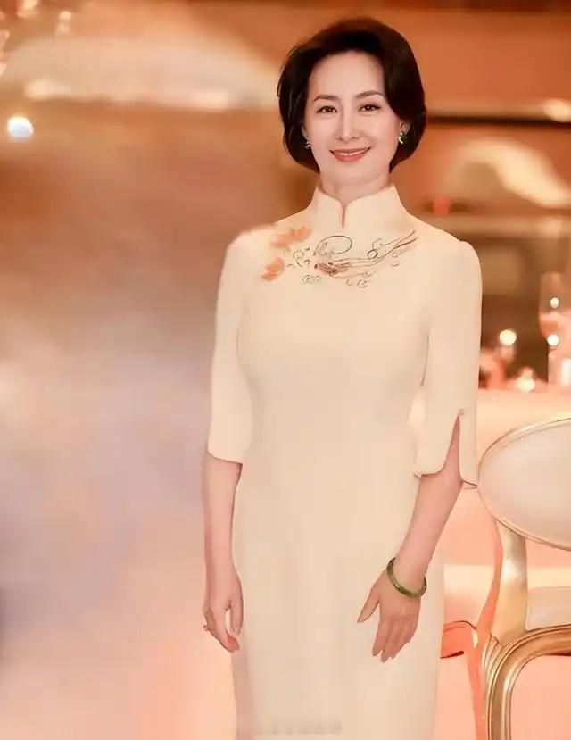 何超琼穿六万八套装见章泽天，五百亿身家没戴一件珠宝，不起眼的耳钉才藏大秘密​​